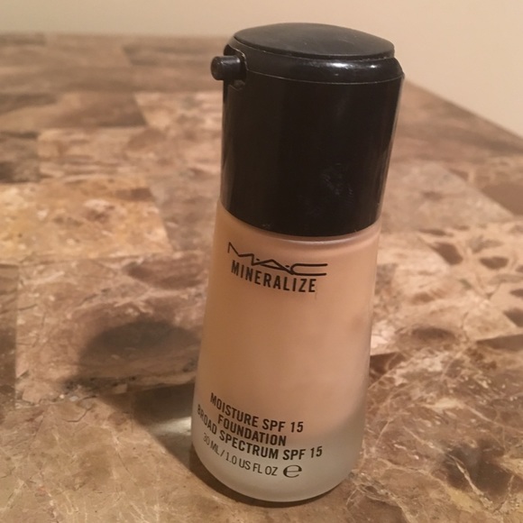 Mac Mineralized moisture foundation. NC 25