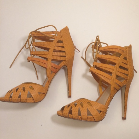🌟NWOT Snake Embossed Lace Up Heels🌟