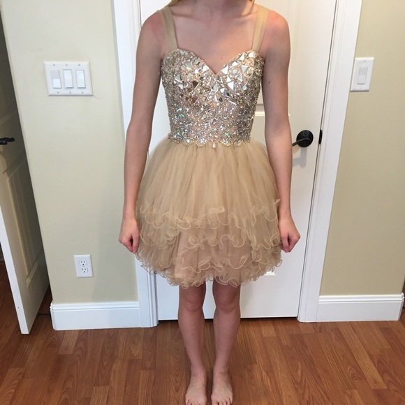 don't need prom dresses in college💁🏼