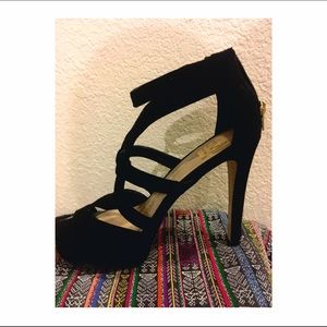 SALE‼️ Beautiful strappy black heels