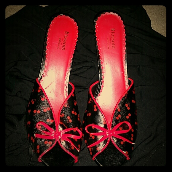 Women's new size 10 cherry imprint heels.
