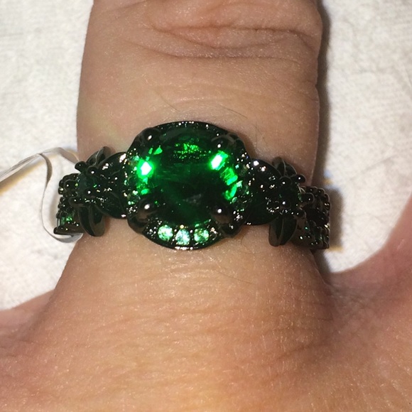 SZ 8 Emerald and Black Gold Vintage Ring - Picture 2 of 4