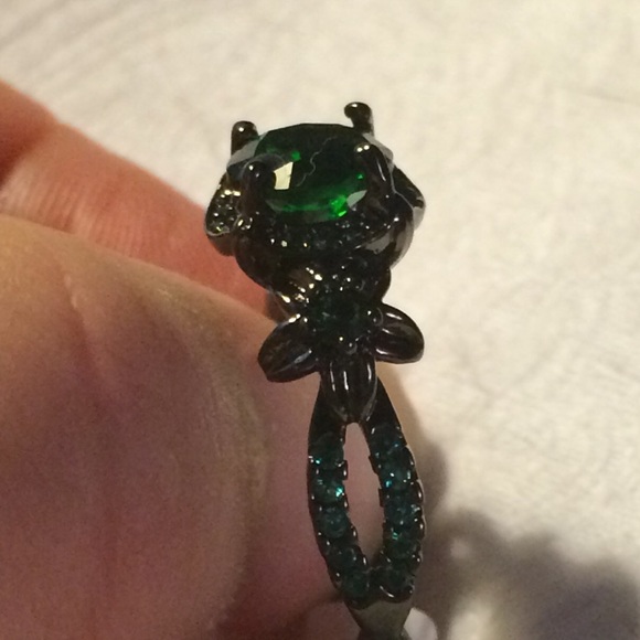 SZ 8 Emerald and Black Gold Vintage Ring - Picture 3 of 4