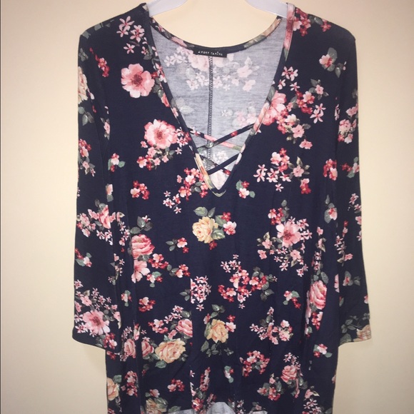 NWT Criss Cross Floral Blouse - Picture 4 of 4
