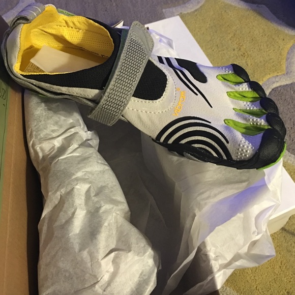 Vibram Five-Fingers - Picture 1 of 3