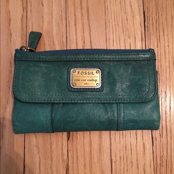 Fossil authentic teal colored wallet :)
