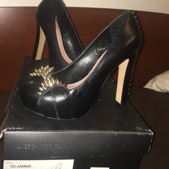 Vince Camuto black sexy platform pumps!