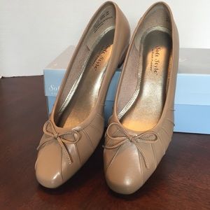 Hush Puppies Faux Leather Taupe Pumps w/ Bow 8.5M