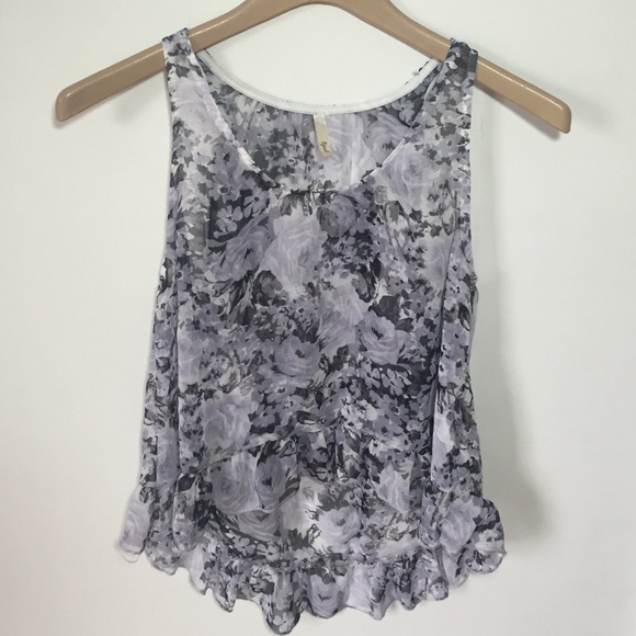 Super cute floral high low tank🌸💜