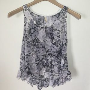 Super cute floral high low tank🌸💜