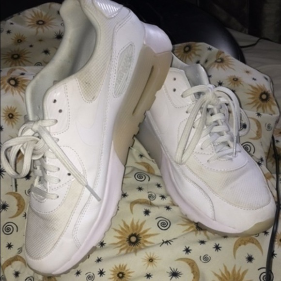 these shoes don't fit me and I would love to sell - Picture 1 of 3