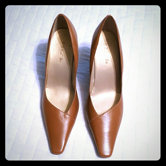 NWOT Unisa Camel Leather Pumps