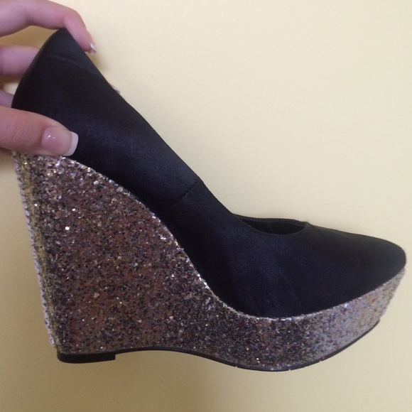 Black Dereon glitter heals size 7 never worn!