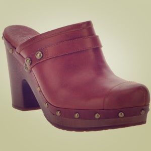 UGG Jolene chestnut clog with shearling interior