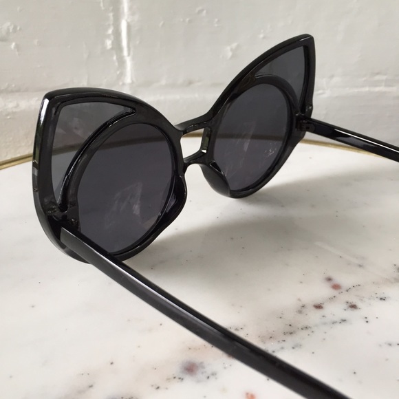 "Audrey" Sunglasses || Black Cat Eye - Picture 4 of 6