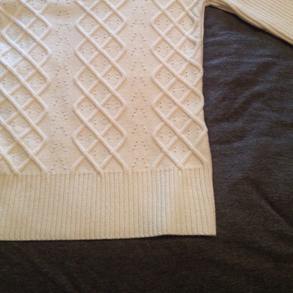 Beautiful sweater - Picture 2 of 4