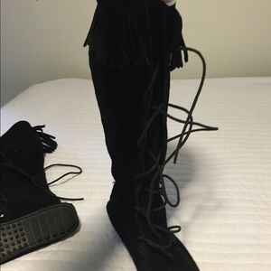 Sz8 worn once official front lace minitonka boots
