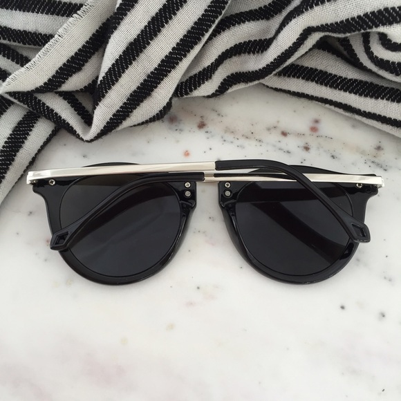 "Margot" Sunglasses || Black & Blue Mirror - Picture 4 of 6