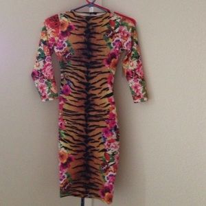 Gorgeous quarter sleeve form fitting dress