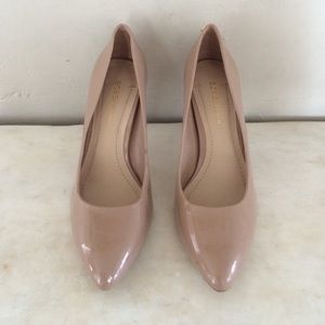 BCBGeneration Nude/Gold Pumps