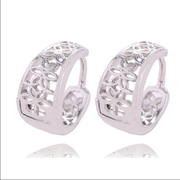 🌸NWT silver plated hoop earrings - Picture 2 of 4