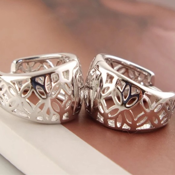 🌸NWT silver plated hoop earrings - Picture 3 of 4