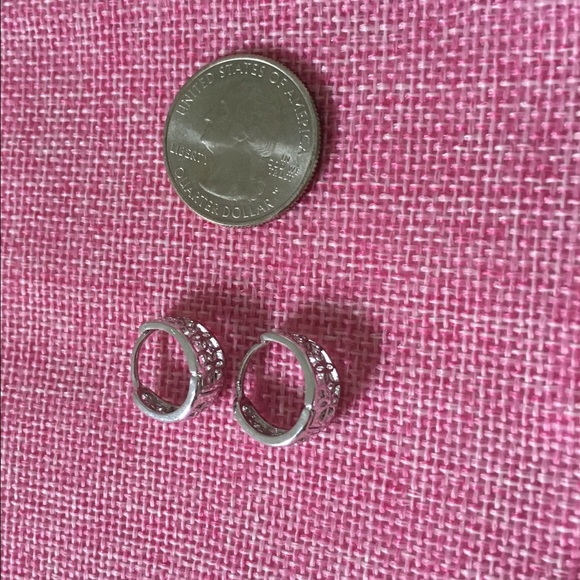 🌸NWT silver plated hoop earrings - Picture 4 of 4