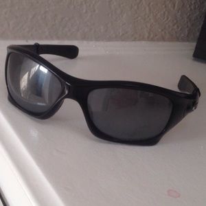 Oakley men's black sunglasses- great condition!