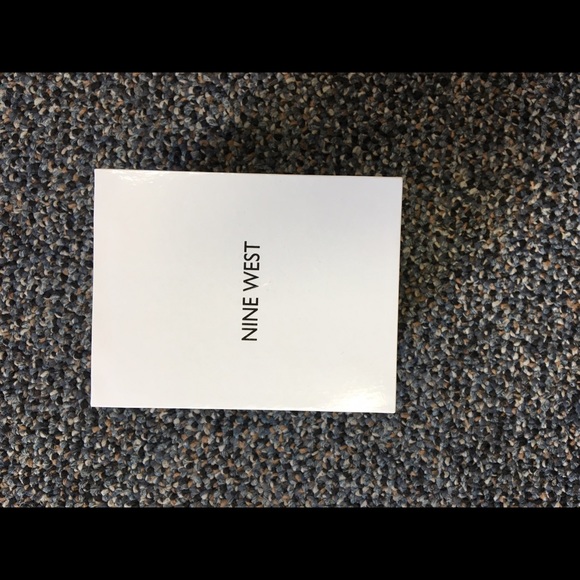 BRAND NEW Nine West-silver with black band - Picture 2 of 4