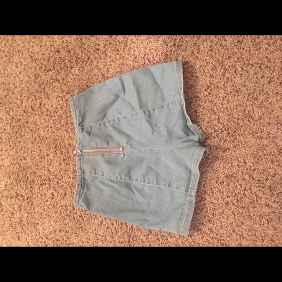 UO BDG Light wash denim shorts -26 - Picture 2 of 3