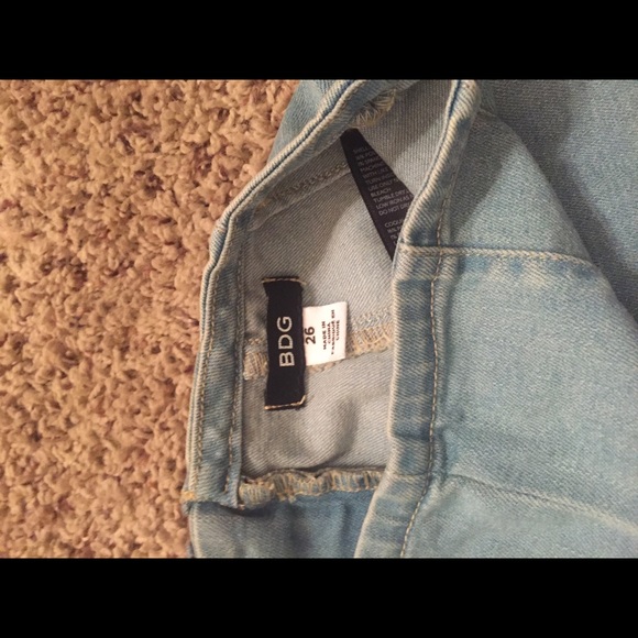 UO BDG Light wash denim shorts -26 - Picture 3 of 3