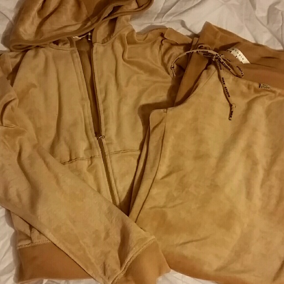 Max Studio tracksuit