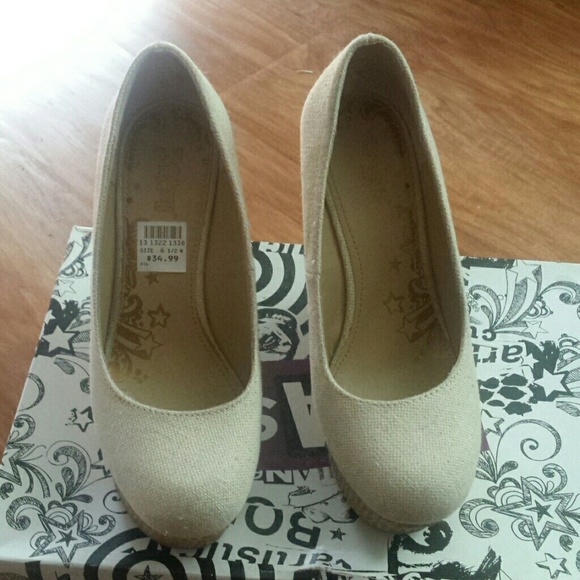 Shoes - Picture 1 of 4