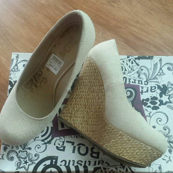 Shoes - Picture 2 of 4