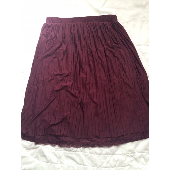 Pleated midi-length skirt!