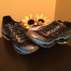 authentic Mizuno Wave