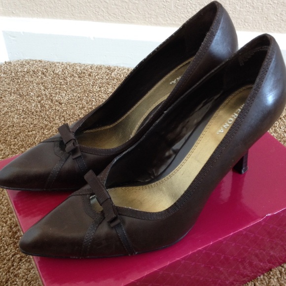 Brown Pumps - Picture 3 of 4