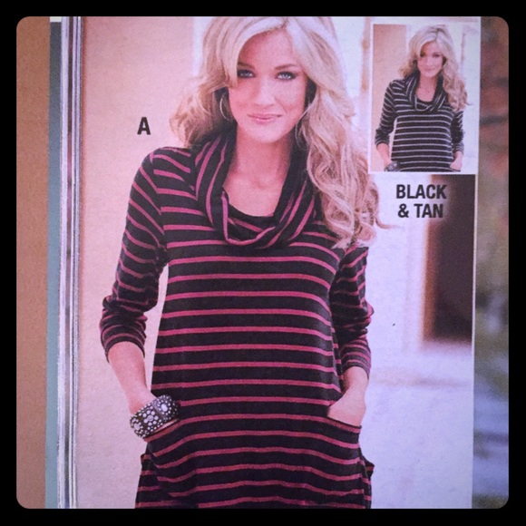 Black & tan venus scoop neck