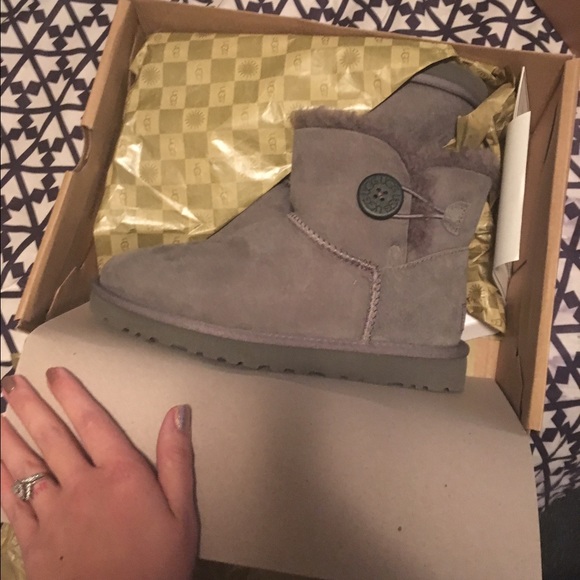 Uggs Bailey button short