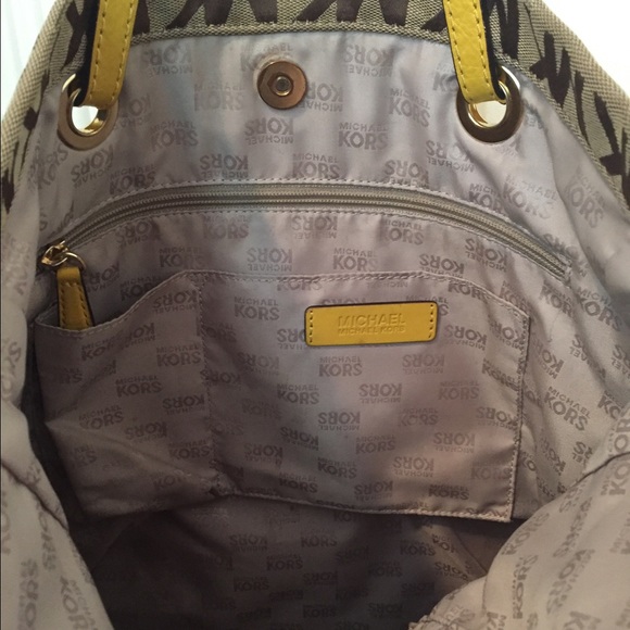 💯% Authentic Michael Kors Large Purse - Picture 2 of 4