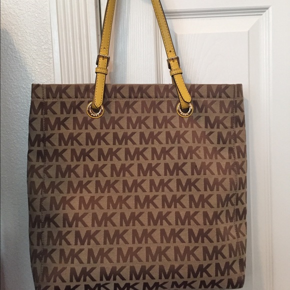 💯% Authentic Michael Kors Large Purse - Picture 3 of 4