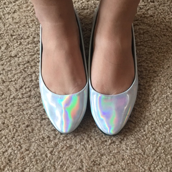 🚨Hologram Flats from Forever 21