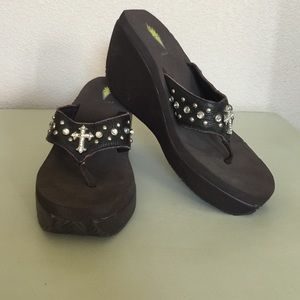 Dark brown cross blinked wedged flip-flops