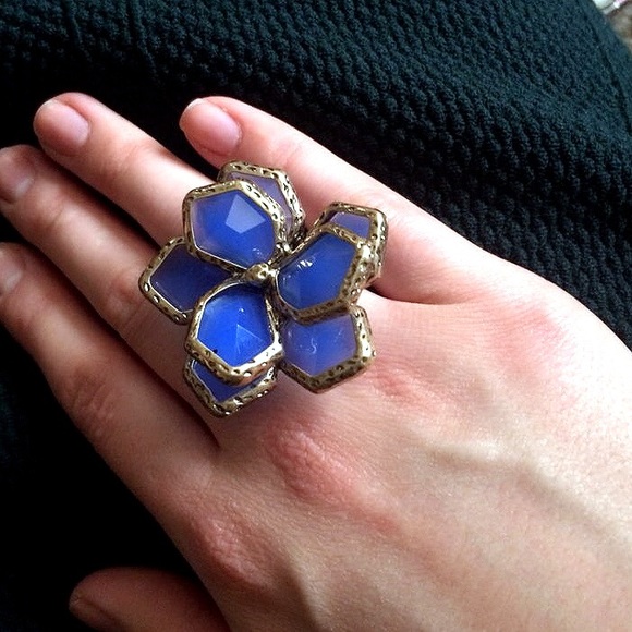 CLOSET CLOSING - Blue Flower Ring - Picture 4 of 4
