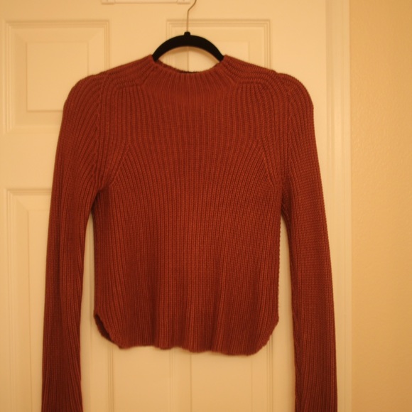 Long sleeve sweater top.