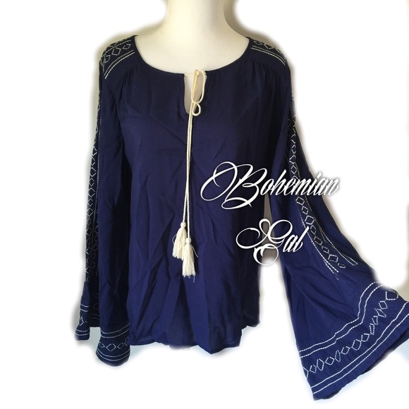 1 Left ❕PRICE is FIRM❕Navy/Ivory Embroidered Top - Picture 3 of 4