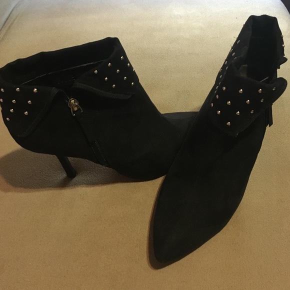 💣Nine West Black Suede Booties 💣