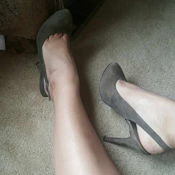 BCBG suede pumps with strap - Picture 3 of 3