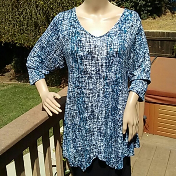 Rose & Olive Tops - 🎉🎉HP  6.24.17🎉🎉 Pretty blue and black top
