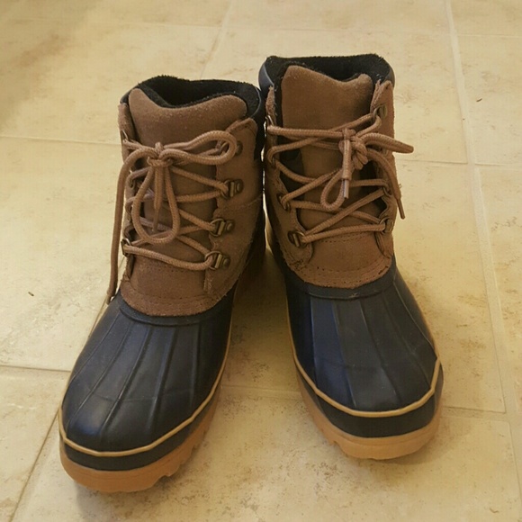 Very good condition Bass Duck Boots size 9